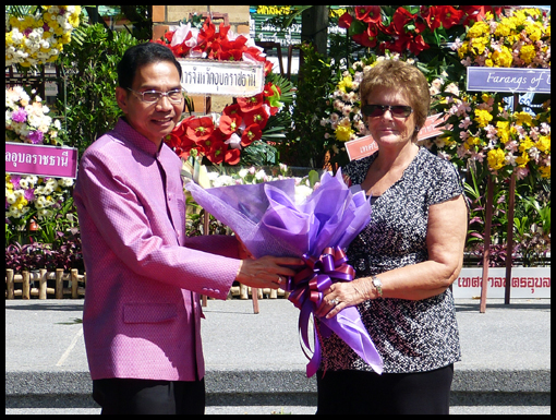 Jeanne Edwards presents the Governor of Ubon with a bouquet.