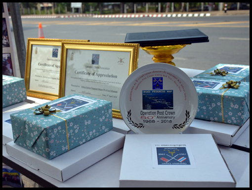 The Commemorative Plate and gifts. 