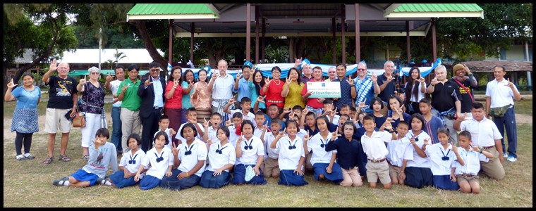 The participants take a final photo call before departure for Mukdahan